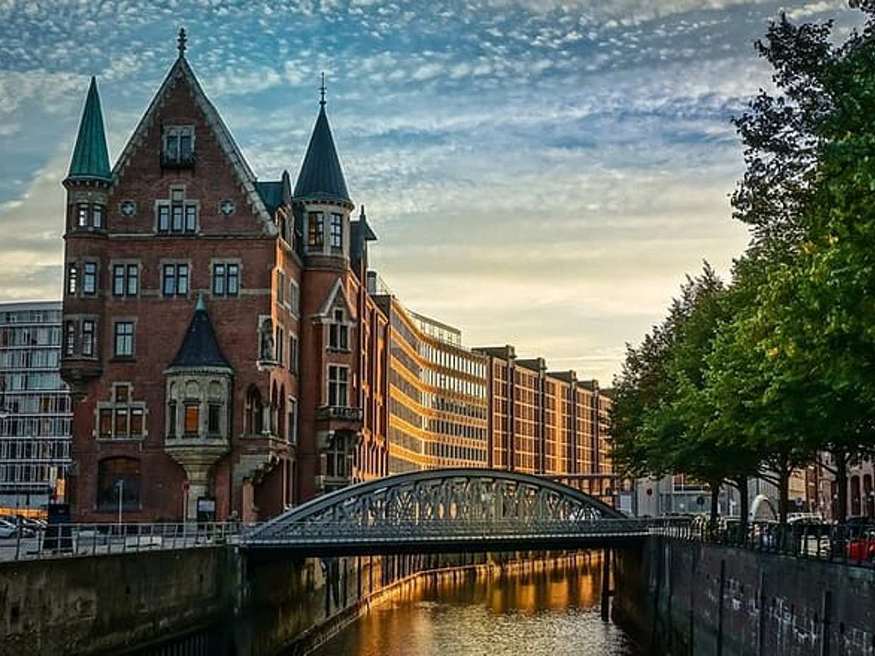 Private Transfer From Berlin to Hamburg With a 2 Hour Stop