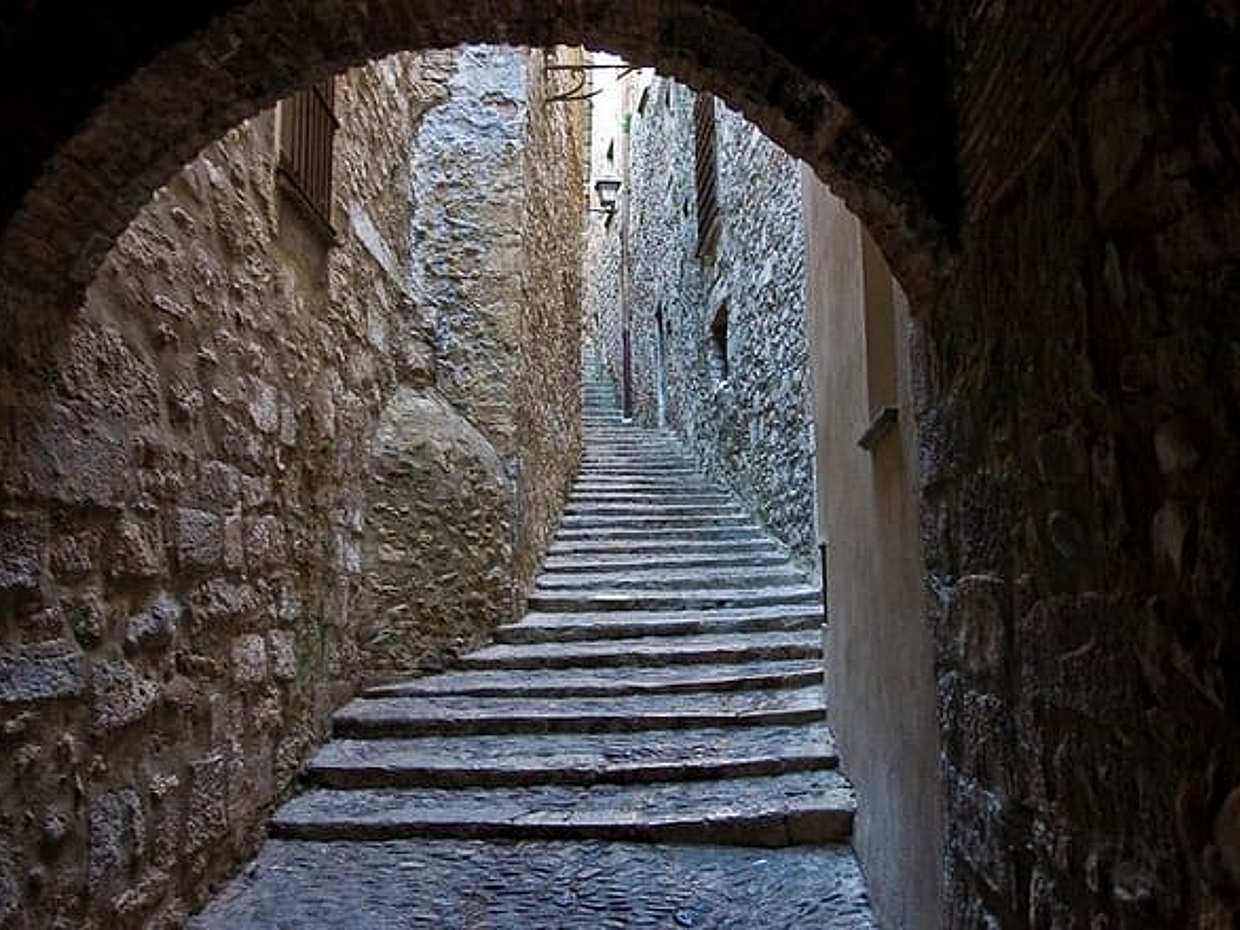 Catalonia Private Tour with Medieval Towns and Montserrat with Transport