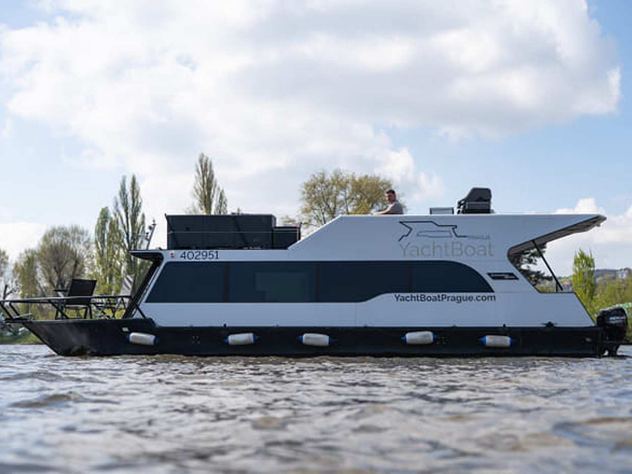 VIP Prague YachtBoat ONE Experience: All-You-Can-Drink