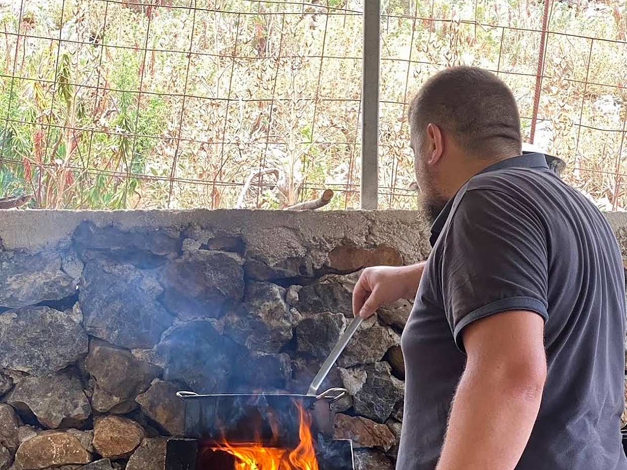 CHQ15.Apokoronas Tour με Van σε Κρυφούς Δρόμους: Χωριά, Θέα & Επίδειξη Παρασκευής Τυριού στην Ελλάδα, Κρήτη, photo 3