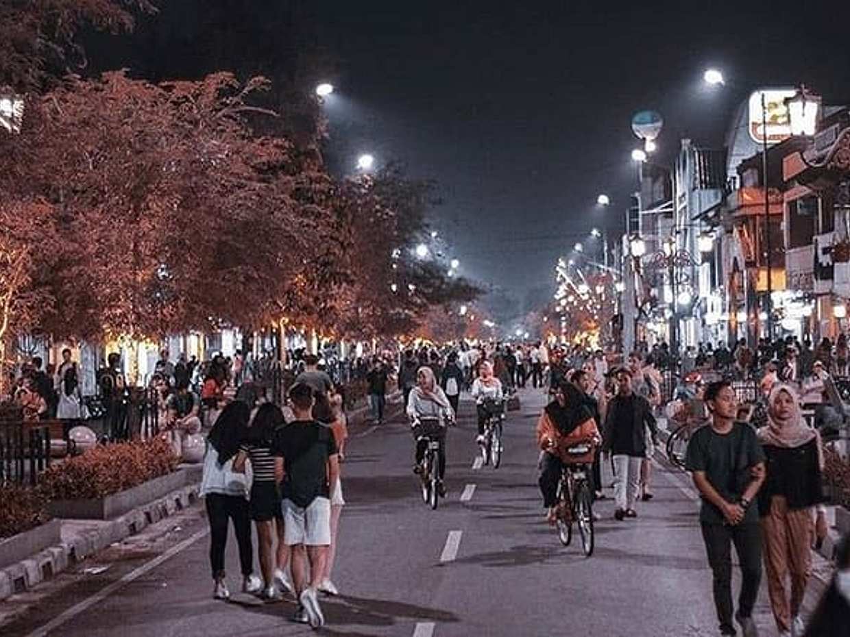 Night Walking Tour-Malioboro street food with guide at Yogyakarta