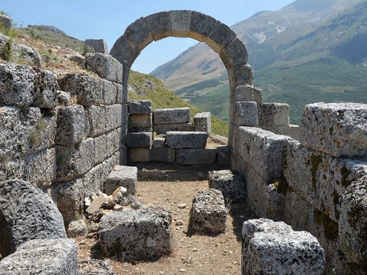 Descubra Vlora e visite o Parque Arqueológico de Amantia, Albânia.