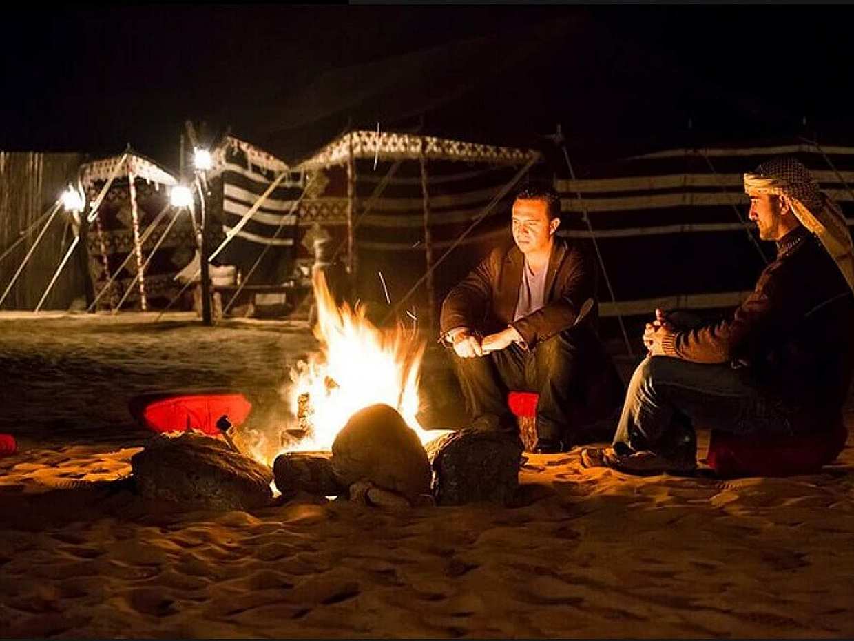 Safari privado nocturno en Abu Dhabi con danza del vientre, paseo en camello y barbacoa en los Emiratos Árabes Unidos., photo 3