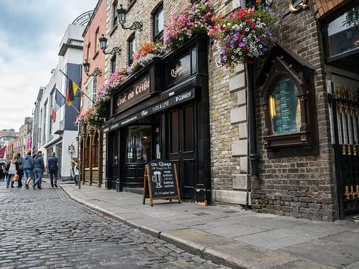 The Dublin Incident: Alien, Whiskey & Clues Exploration Game in Ireland, photo 3