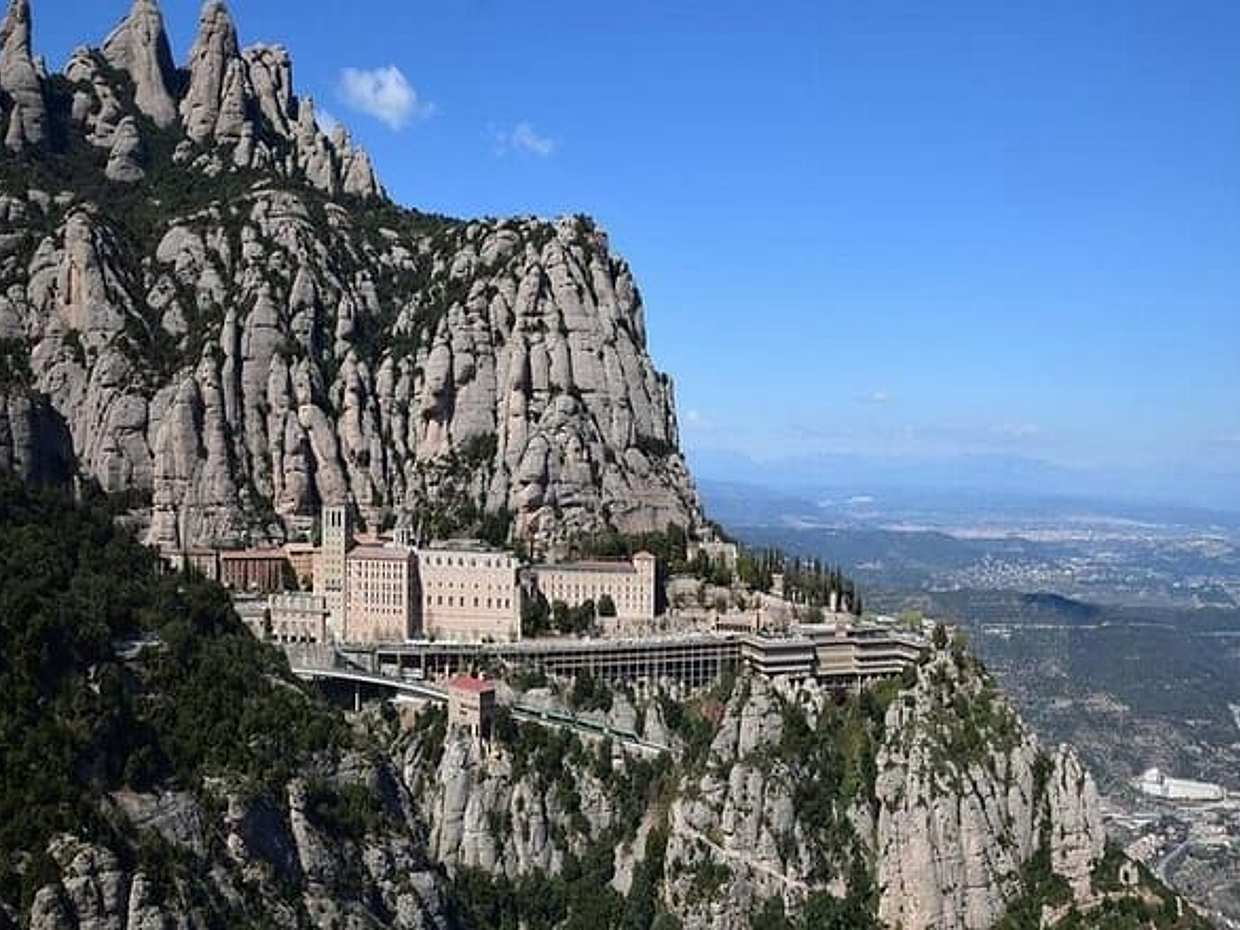 Private tour Montserrat with Escolanía-Coro and access to the Virgin