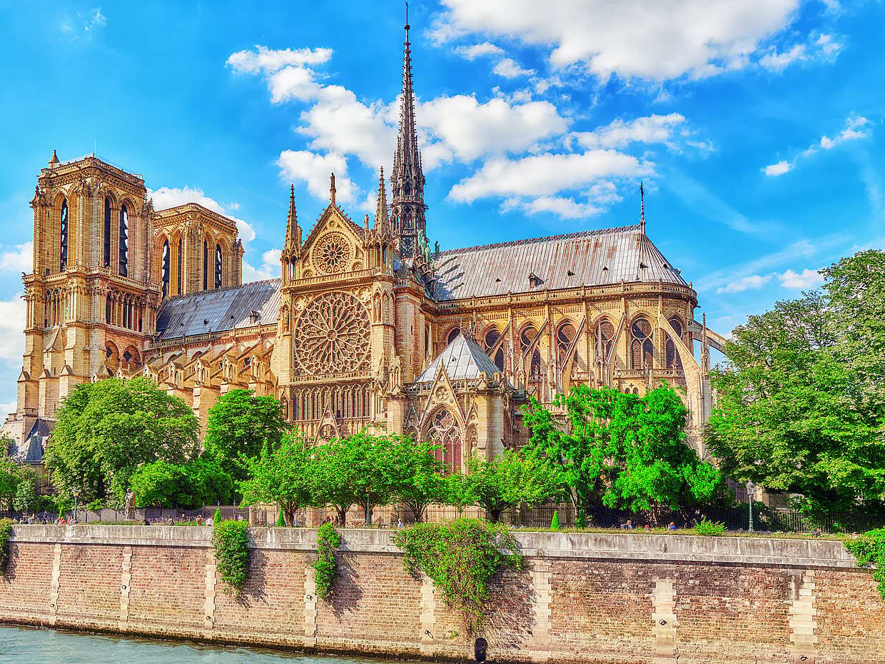 4-hours Private Van Tour in Paris in France