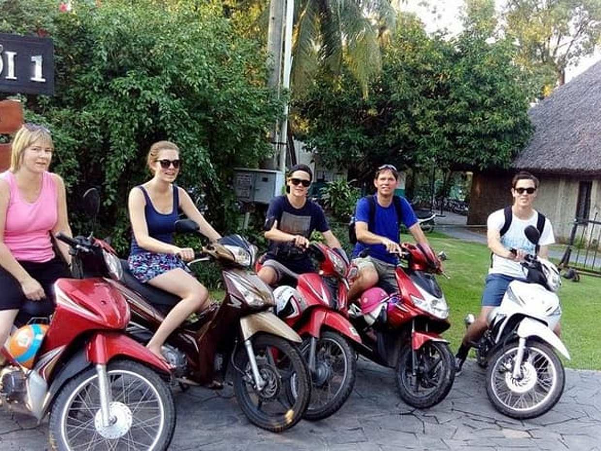 Small group Saigon Inside Out by Motorbike for 3 Hours