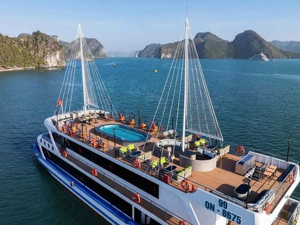 Luxury Halong Bay 5-Star Day Cruise with Kayaking & Sunset Party in Vietnam, Ha Long, photo 3