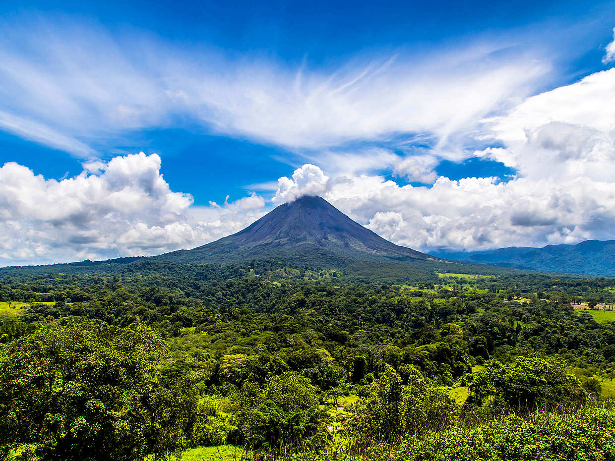 Volcán Arenal y aguas termales de Baldi desde San José en Costa Rica, San José.