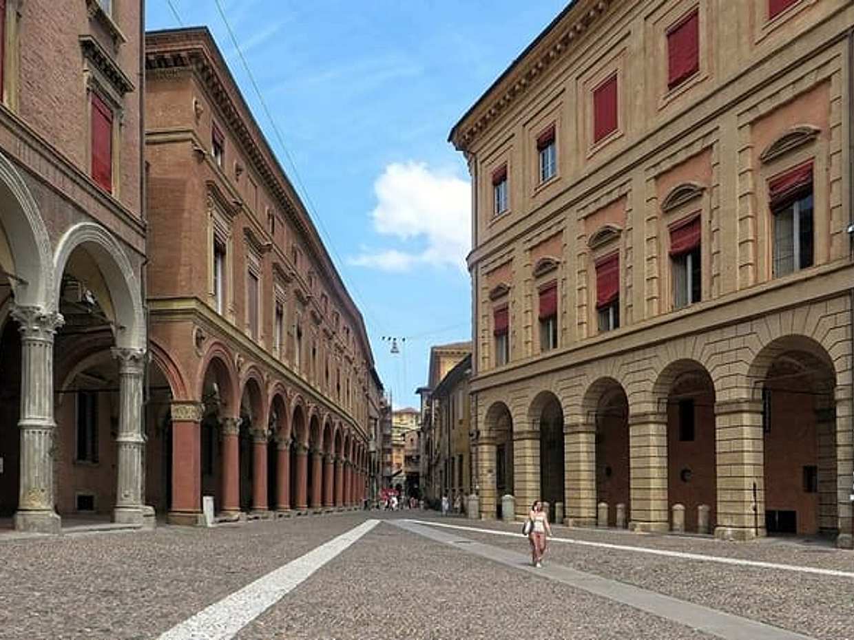 Private Transfer From Milan To Bologna With a 2 Hour Stop