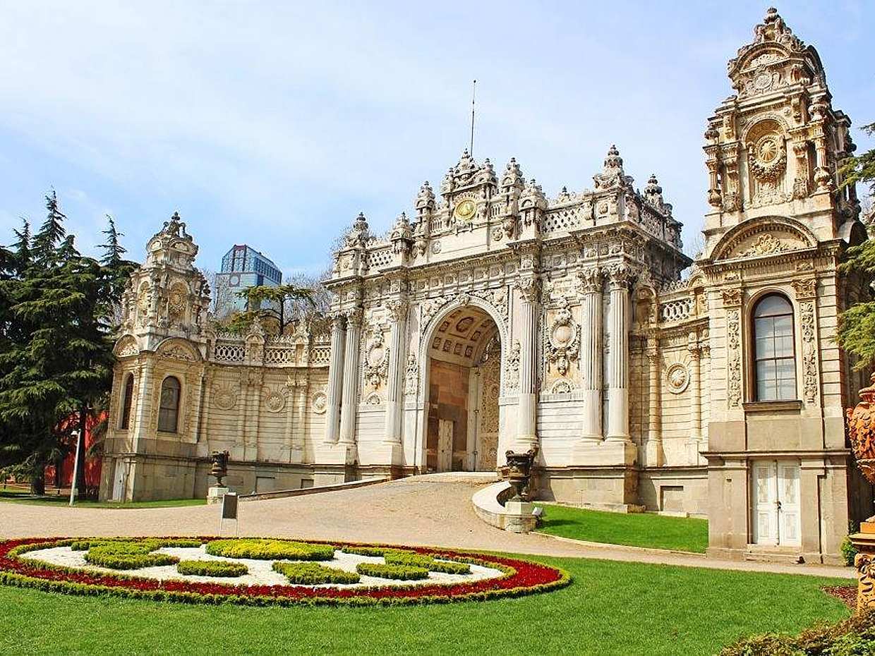 Half-day Afternoon Tour with Dolmabahce Palace Visit and Pierre Loti Hill in Turkey, Dolmabahce Palast
