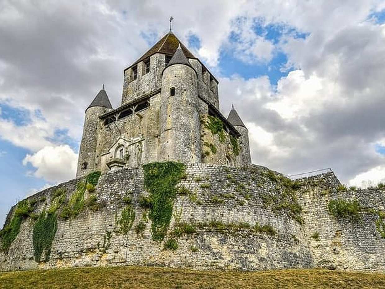 "Viagem de um dia particular de Paris a Provins e volta, motorista local na França"