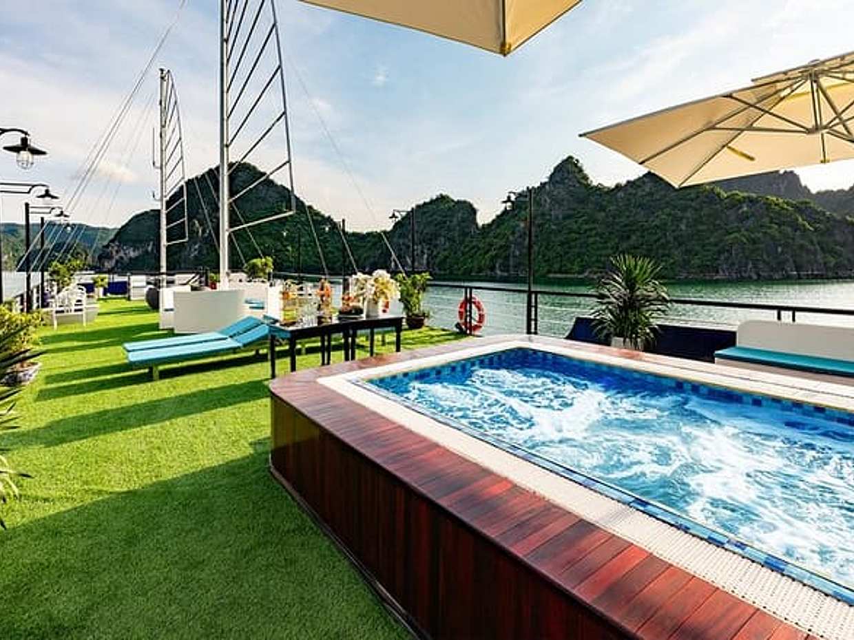 Halong Bay Day Cruise: Jacuzzi, Lunch, Cave, Kayak & Sunset Party, Vietnam, photo 4