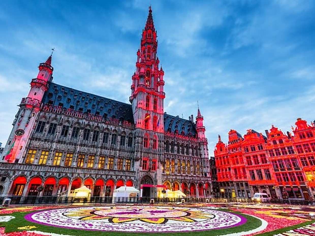 Privé transfer van Amsterdam naar Brussel, 2 uur stop in Delft in Nederland