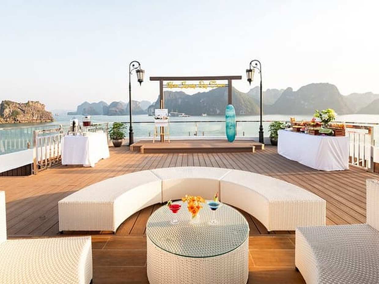 Ha Long & Lan Ha Bay: 5-Star Luxury Scenic Cruise from the Port