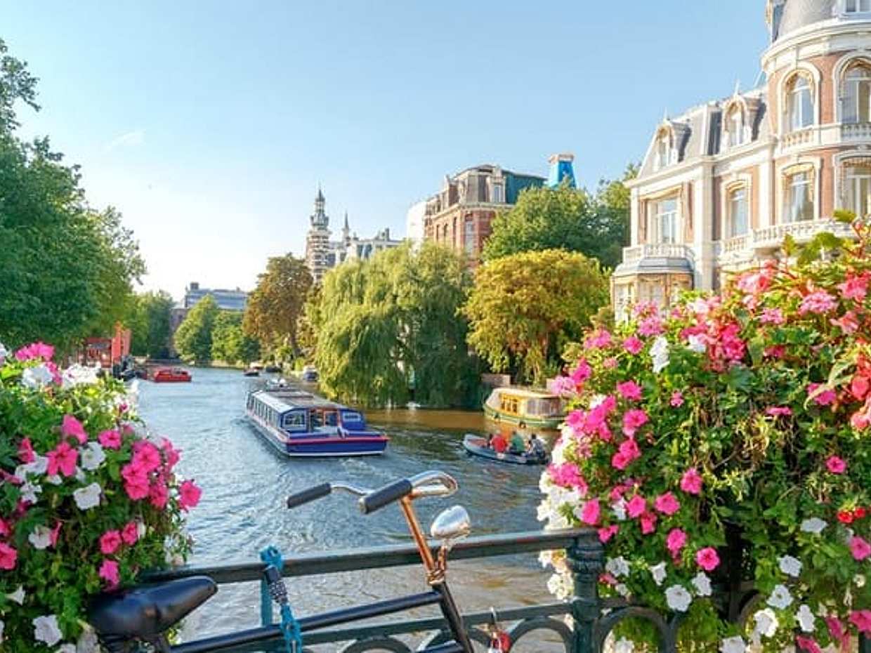 Amsterdam'ın Büyülü Kanalları: Hollanda'da Kendi Kendine Rehberli Bulmaca Macerası