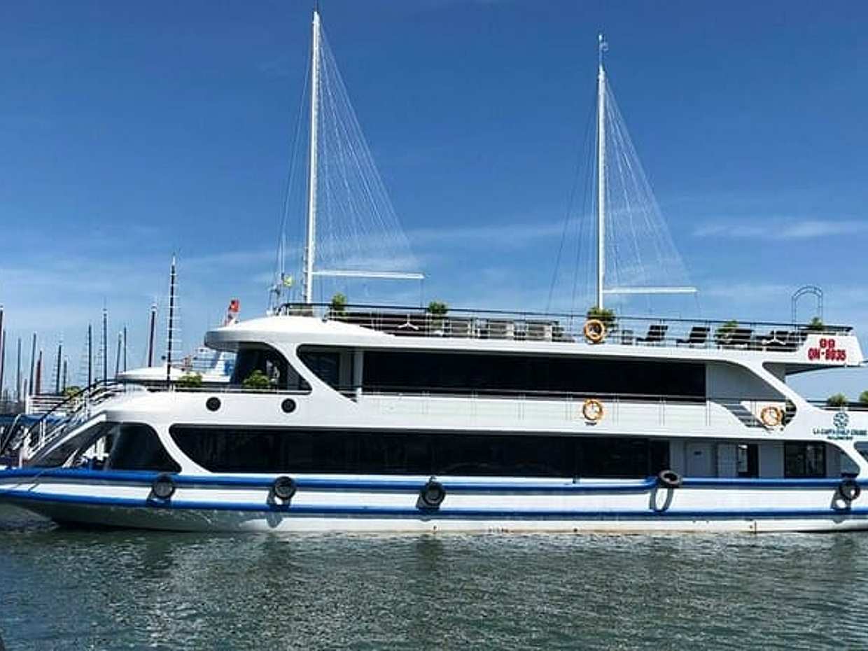 Best Seller Halong Luxury Day Cruise: Buffet Lunch & Sunset Party, Vietnam
