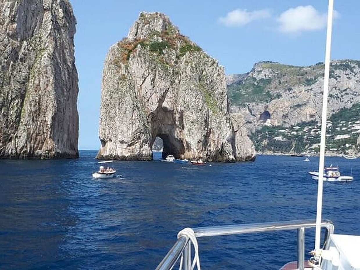 Capri Private Boat and Guided Tour No Stress Full Day Experience
