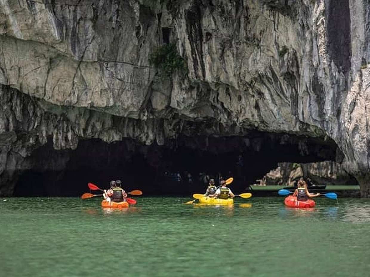 Hanoi: Luxury Cruise with Gourmet Buffet & Limousine Transfer, photo 5
