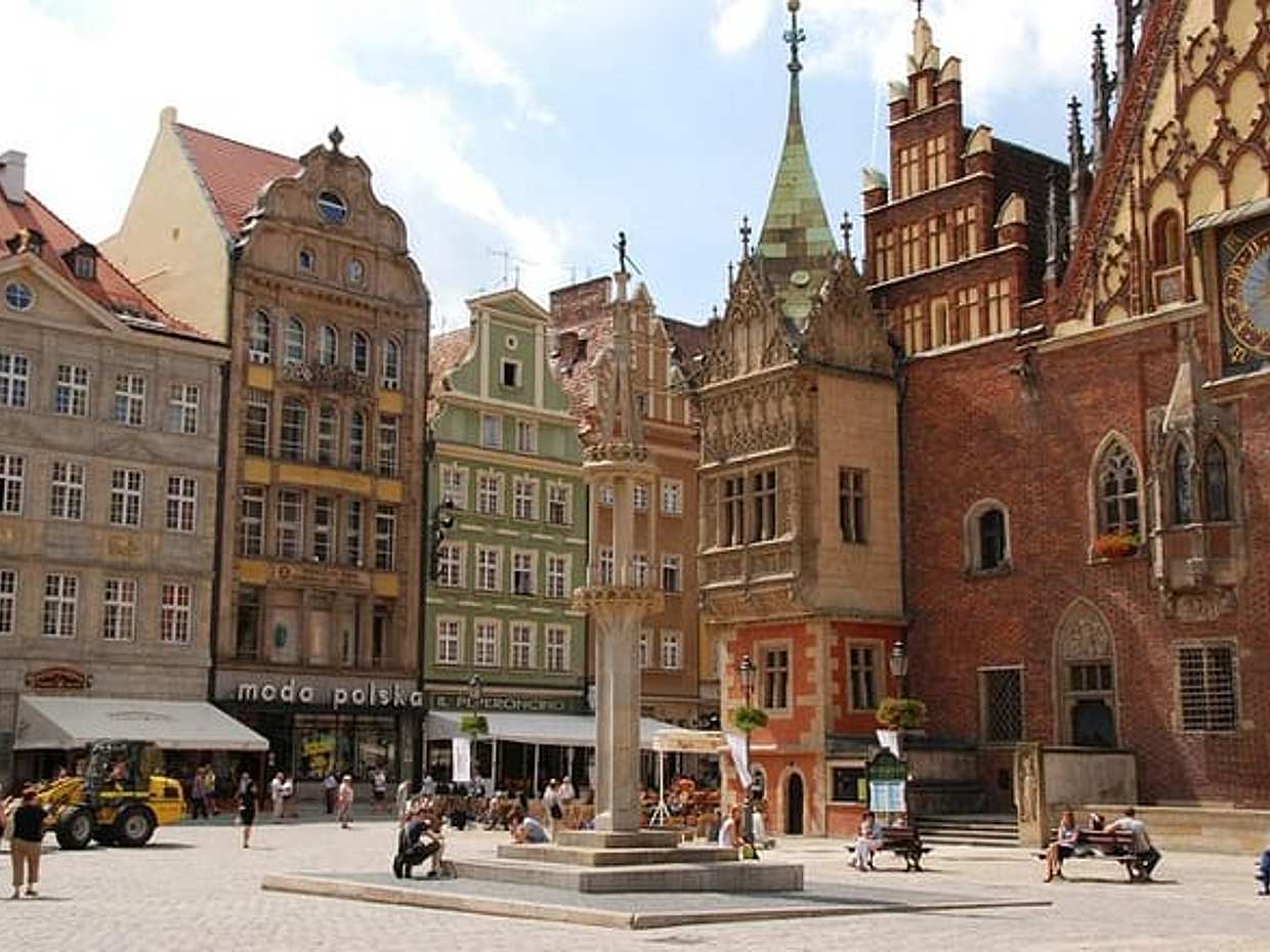 Private Transfer from Warsaw to Wroclaw with 2h of Sightseeing