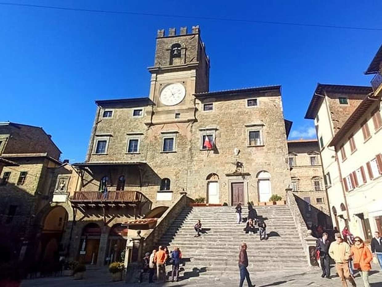 Private Art & Wine Tour in Cortona & Montepulciano, with lunch & 2 wine tastings