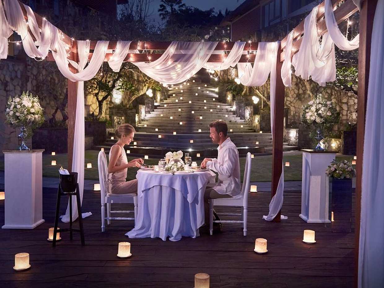 Romantyczna kolacja w ogrodzie przy świecach dla dwojga w Indonezji, Ubud.
