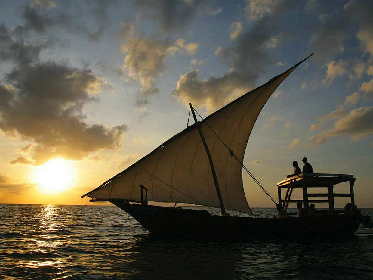 Crucero al atardecer en dhow en Zanzíbar, Tanzania
