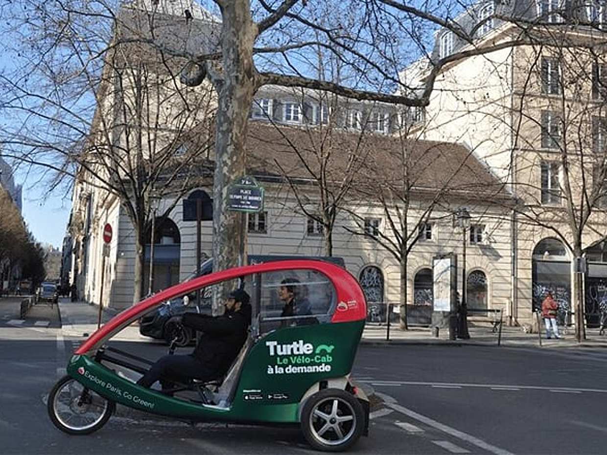 Private guided tour by bike cab in Paris the Marais, photo 2