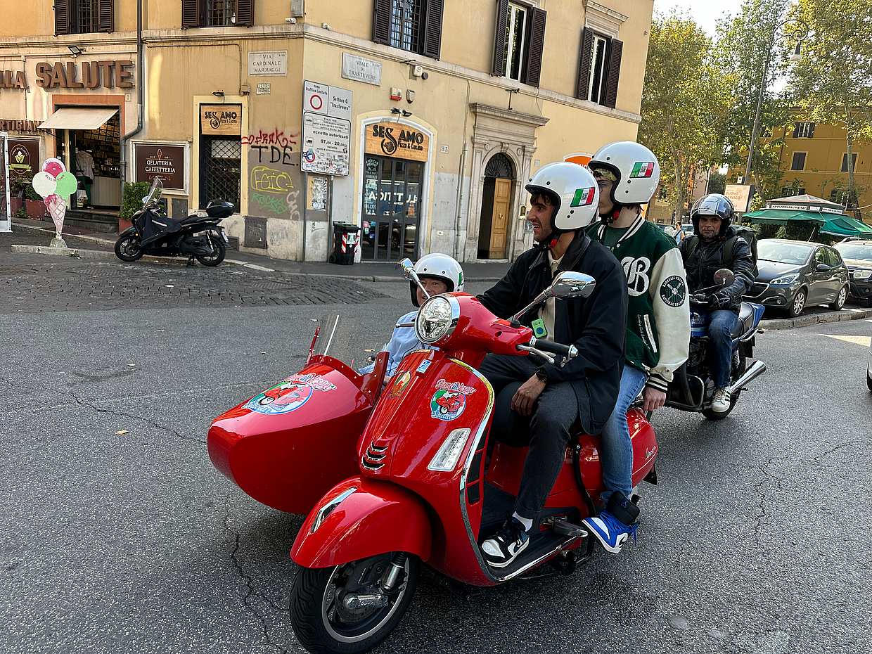 Rome in Vespa: 90-minute Vespa Sidecar Private Tour with Gelato in Italy, Vespa tour of Rome, photo 4