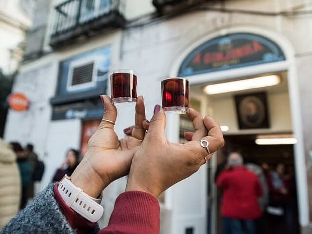 Lisboa como un local: Recorrido privado a pie con degustación de licores en Portugal, photo 5