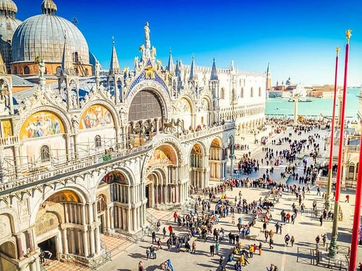 Privater Transfer von Genua nach Mailand mit englischsprachigem Fahrer in Italien.