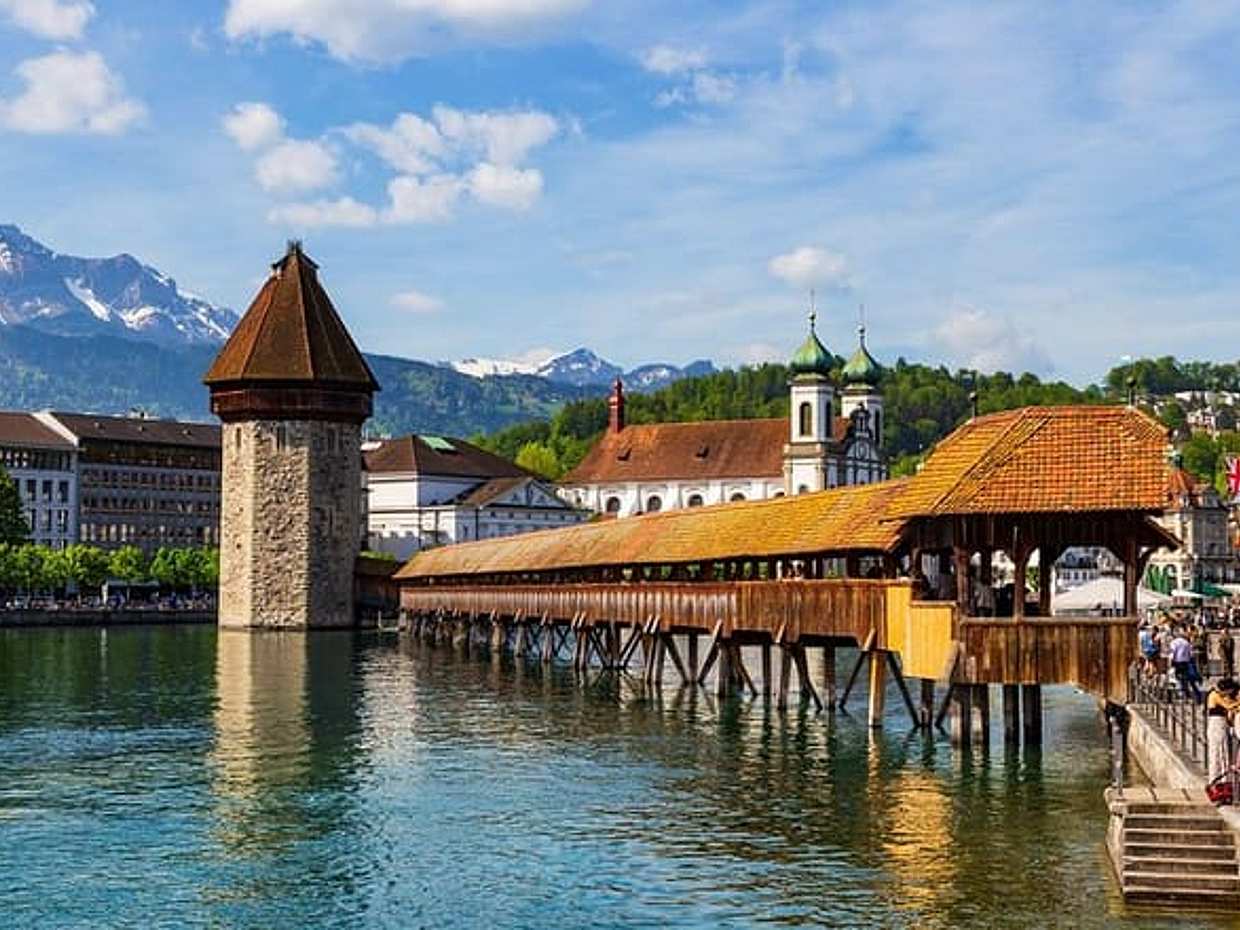 Giro Turistico a Piedi di Gruppo Ridotto di Lucerna e Crociera sul Lago da Basilea in Svizzera, Binningen