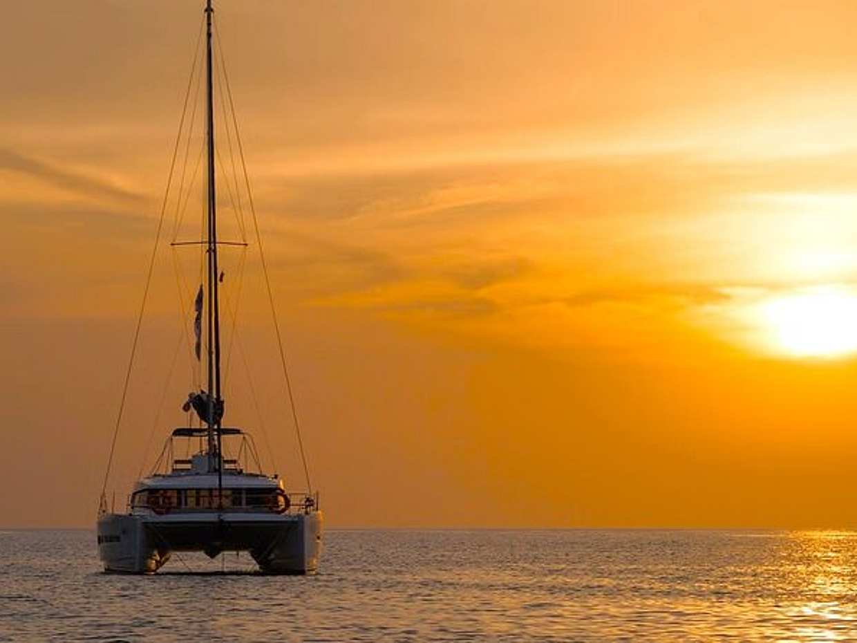 Rethymno: Luxury Sunset Cruise with Dinner and Drinks in Greece, photo 3