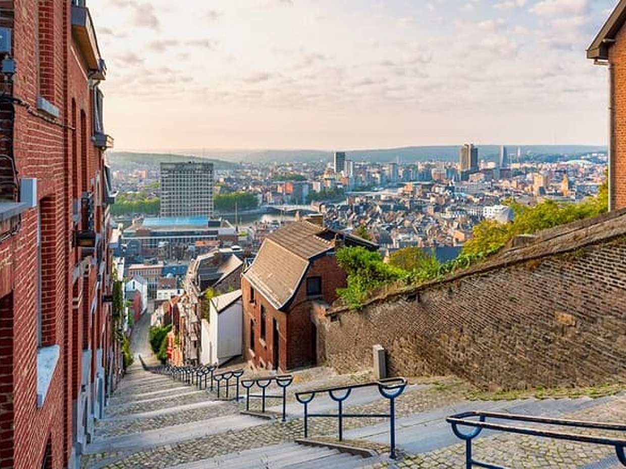 Privétransfer van Amsterdam naar Luxemburg, met een stop van 2 uur in Luik, Nederland.