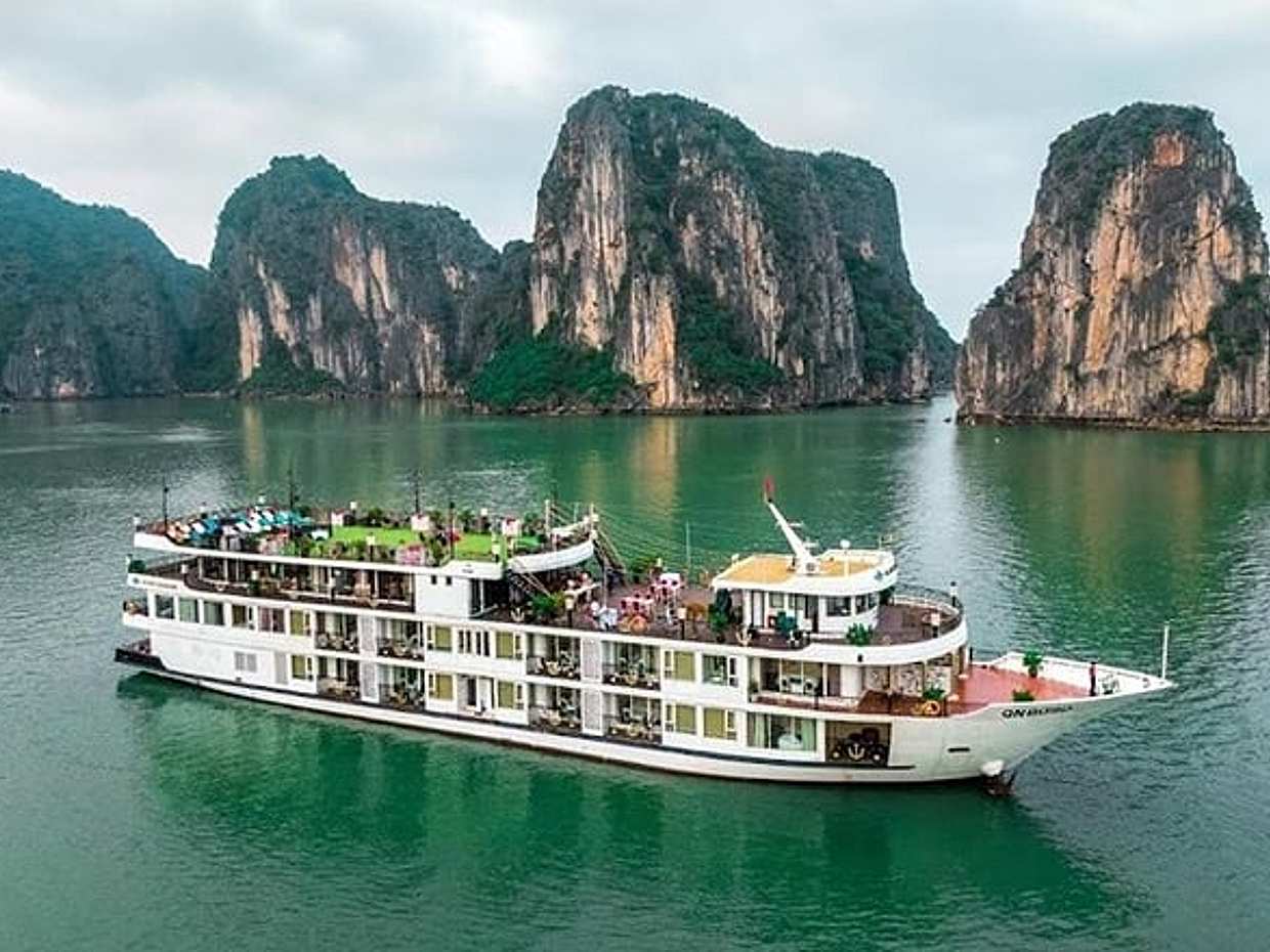 Halong Aquamarine Cruise Luxury 2 Days 1 Night Tour on Bay, photo 2