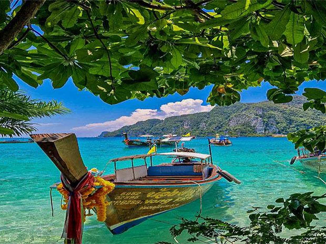 Phi Phi Paradis Tour kolem ostrova se západem slunce soukromou longtailovou lodí v Thajsku, ostrovy Phi Phi.