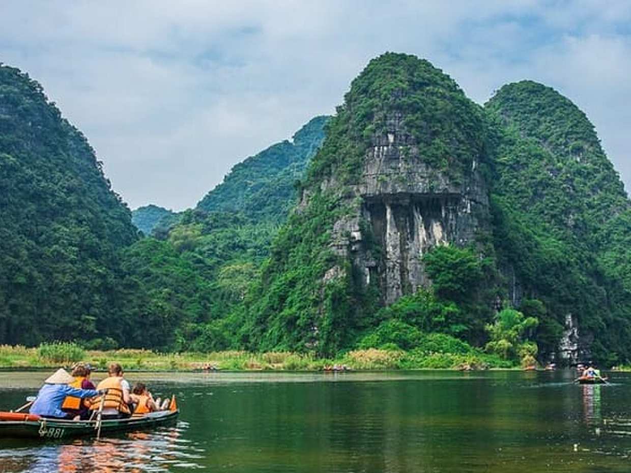 Ninh Binh Day Trip: Mua Cave, Trang An, Hoa Lu & Local Family, photo 5