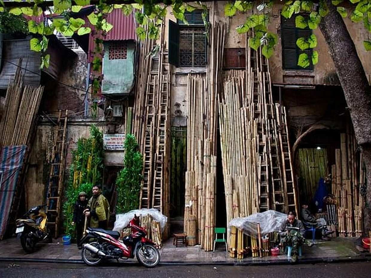 Small Group Hanoi Evening Tour with Cyclo and Water Puppet Show with Food, photo 5