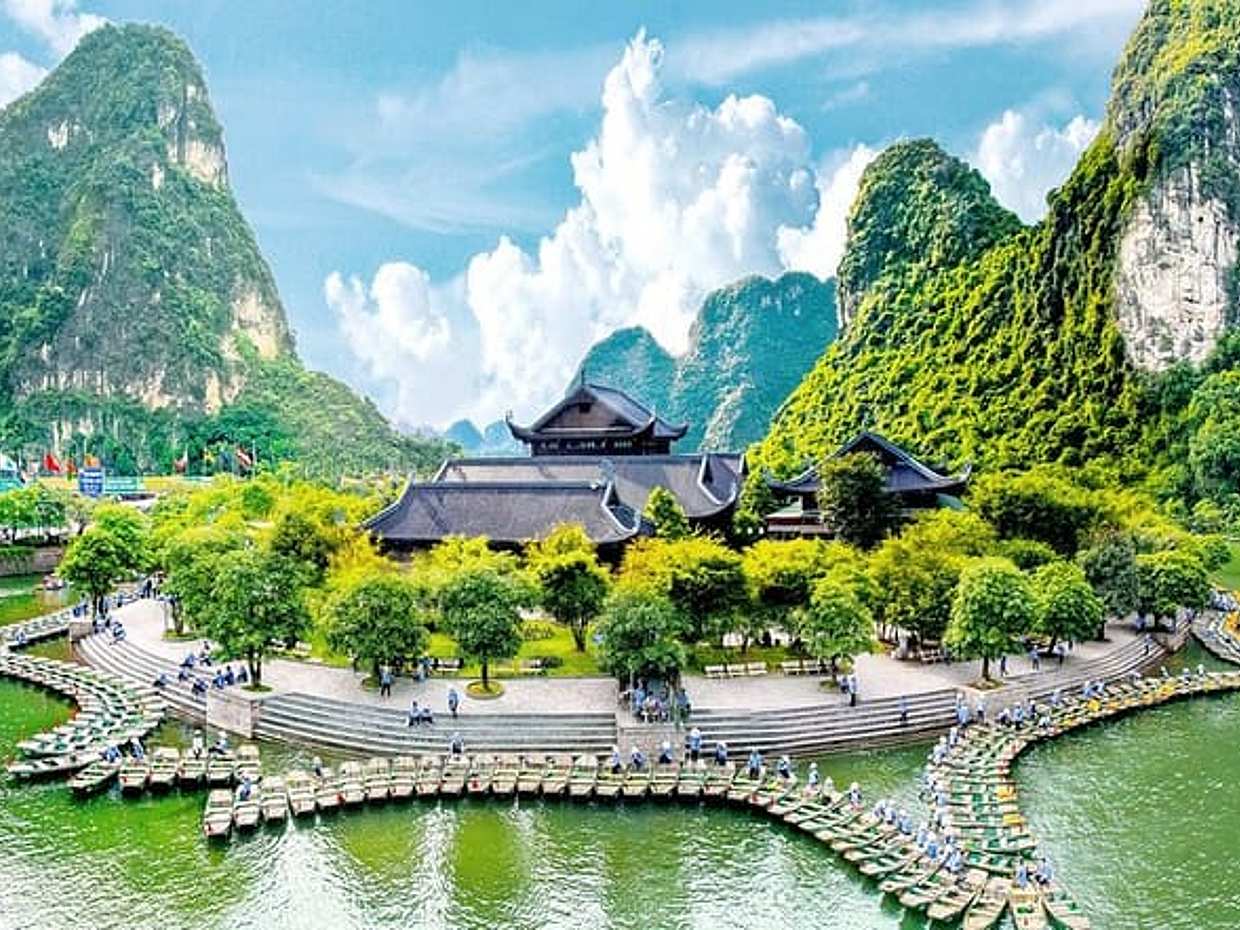 Small Group Ninh Binh Day Tour to Hoa Lu Trang An from Hanoi, photo 2