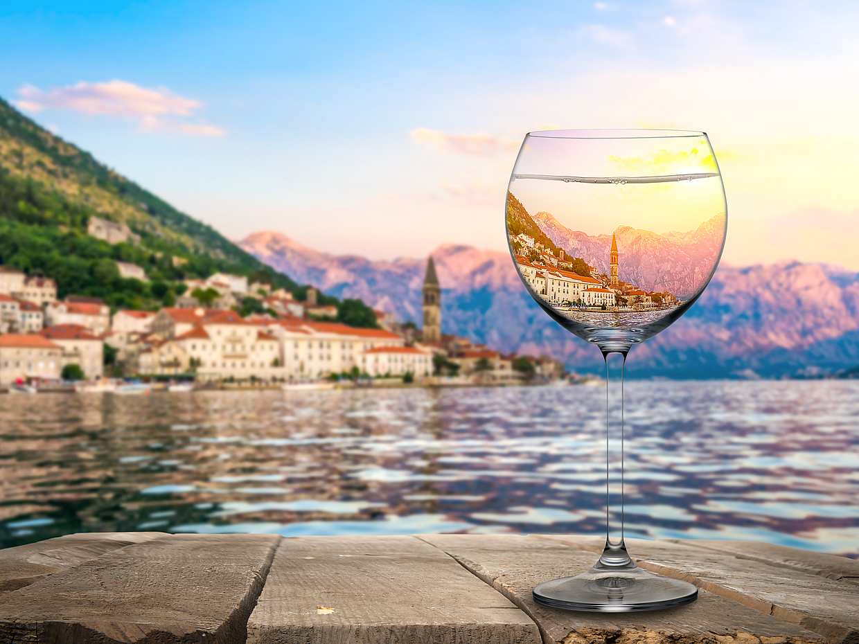 Excursão de barco na Baía de Kotor, incluindo degustação de mexilhões e vinhos em Montenegro, Nossa Senhora das Rochas.
