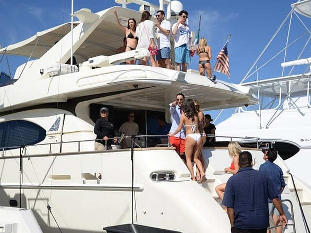 Dubai Luxury Sharing Yacht Tour in United Arab Emirates, photo 3