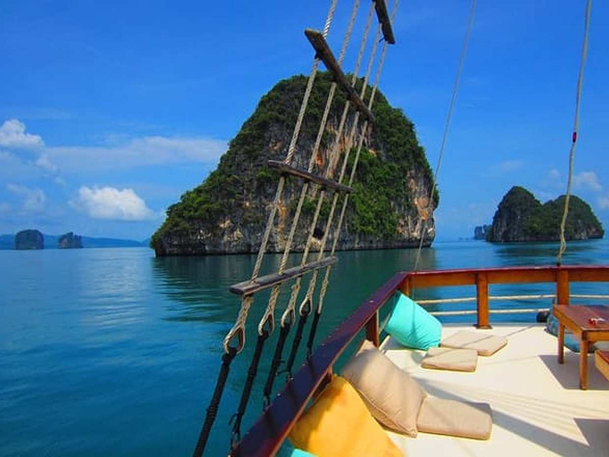 "Relajante Paseo en Barco por la Asombrosa Bahía de Phang Nga desde Khao Lak, Tailandia"