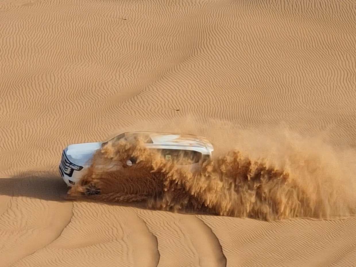 Dubajské večerní pouštní safari, jízda na velbloudech, grilovaná večeře a živá vystoupení ve Spojených arabských emirátech.
