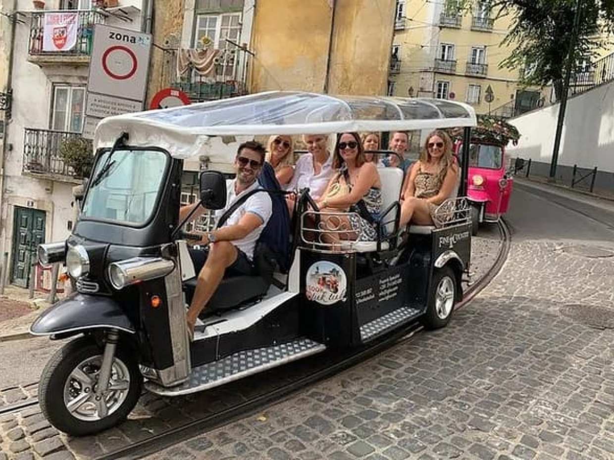 "Véritable visite privée en tuk-tuk de 4 heures Découvrez Lisbonne avec un local ! au Portugal"
