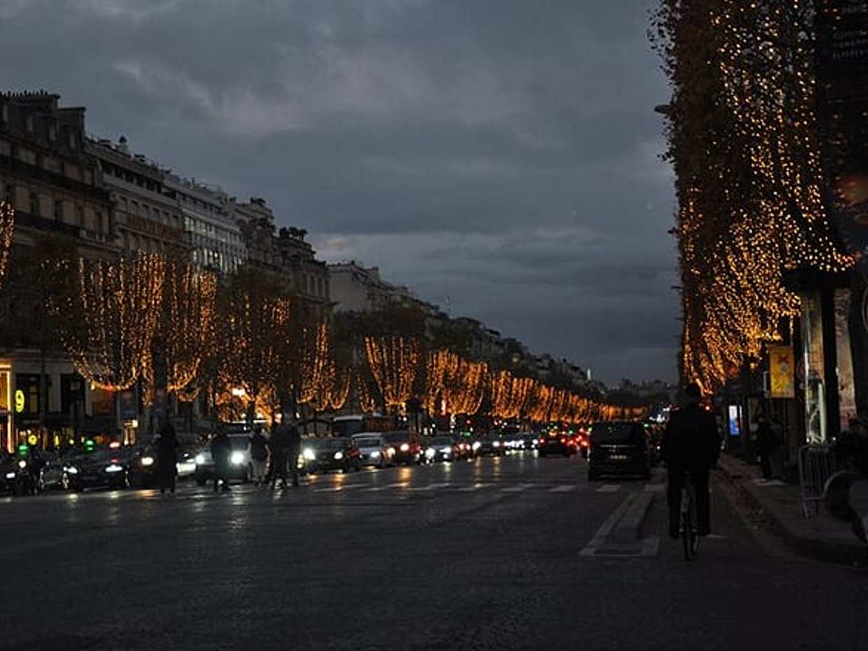 Paris visits Christmas lights on board a cab bike, photo 2