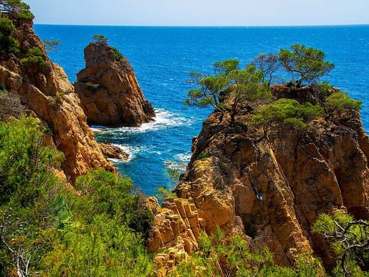Catalonia Private Tour with Medieval Towns and Montserrat with Transport, photo 4