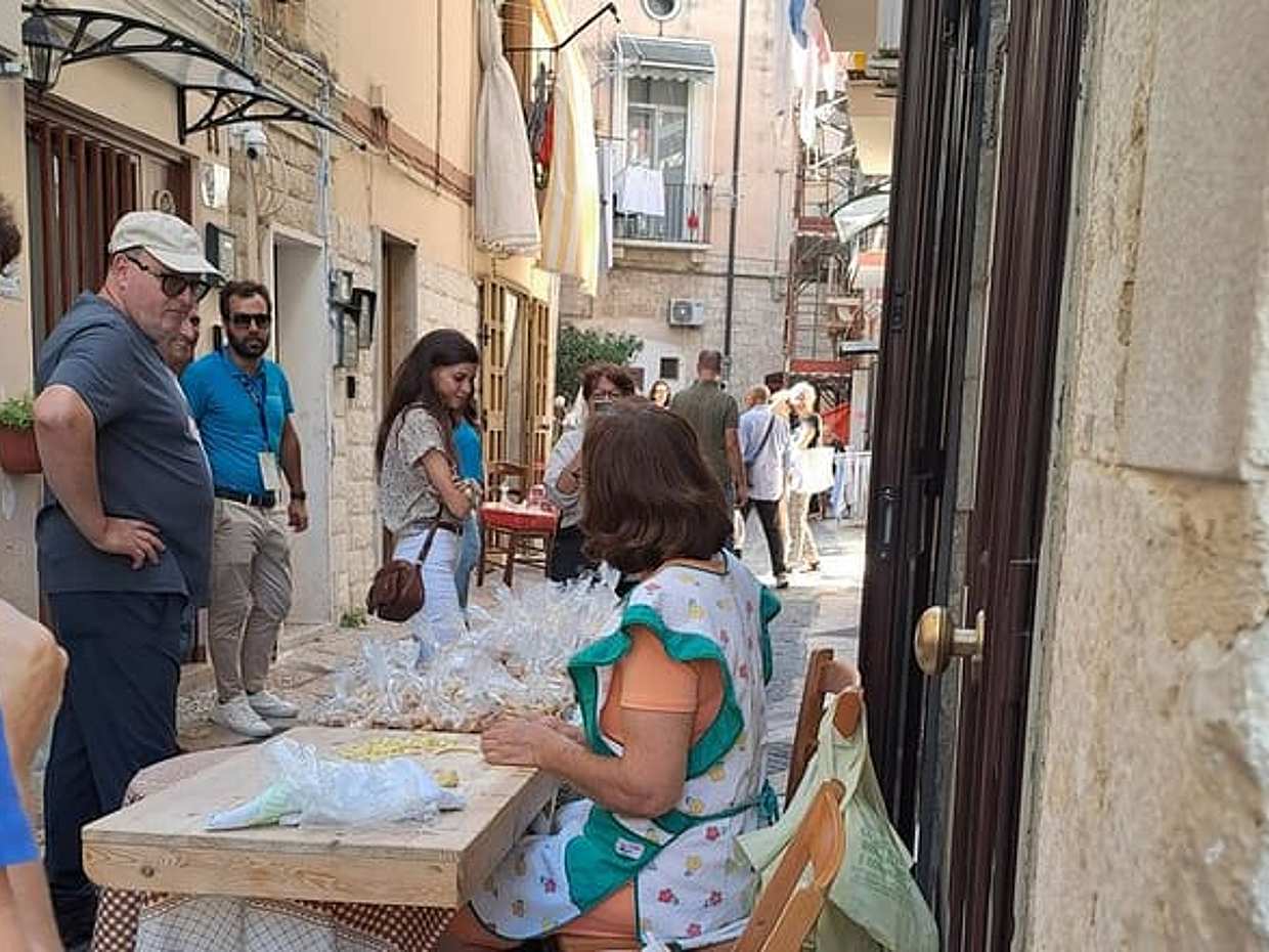 Bari: Guided Tour of the Old Town with Street Food