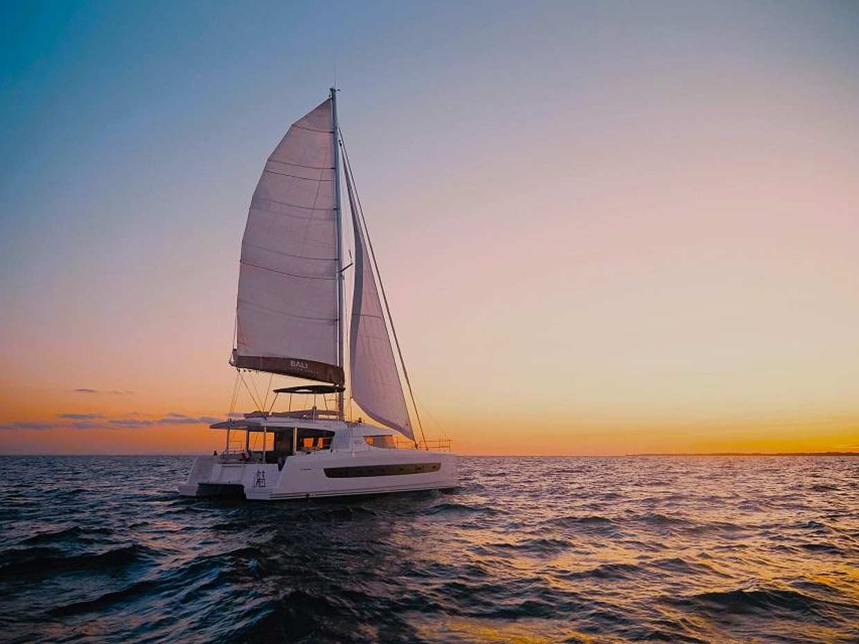 Rethymno: Luxury Sunset Cruise with Dinner and Drinks in Greece