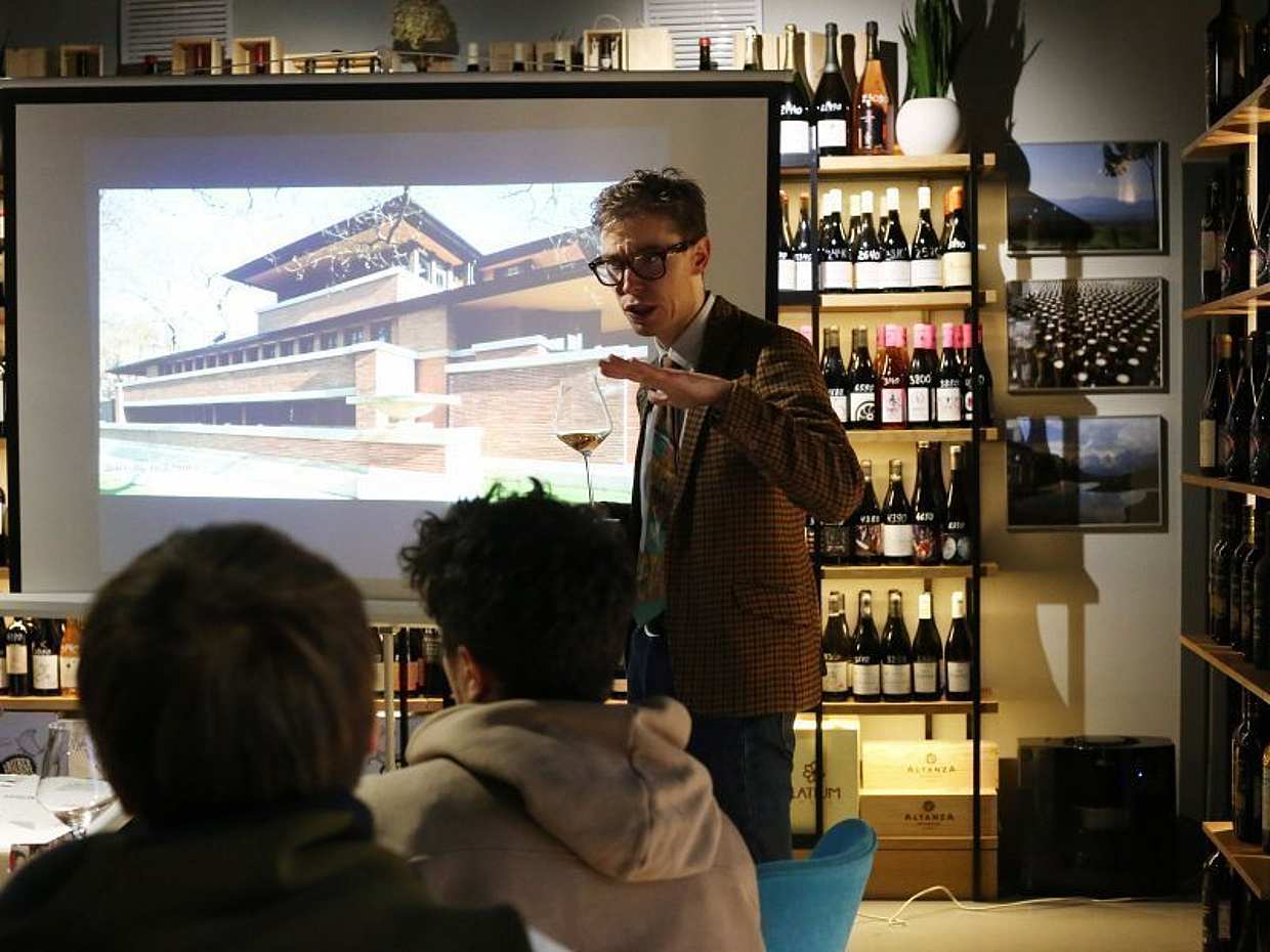Le vin à travers les yeux d'un ingénieur à Erevan. Dégustation de vin et conférence sur l'architecture arménienne