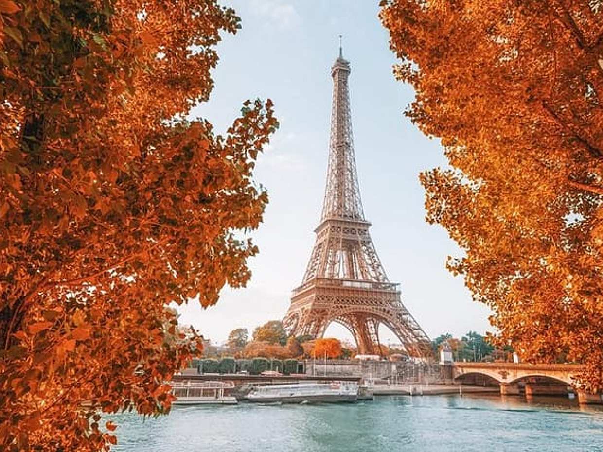 OT Paris Eiffel Tower 2nd Level Spanish Guided Tour with Ticket For Summit